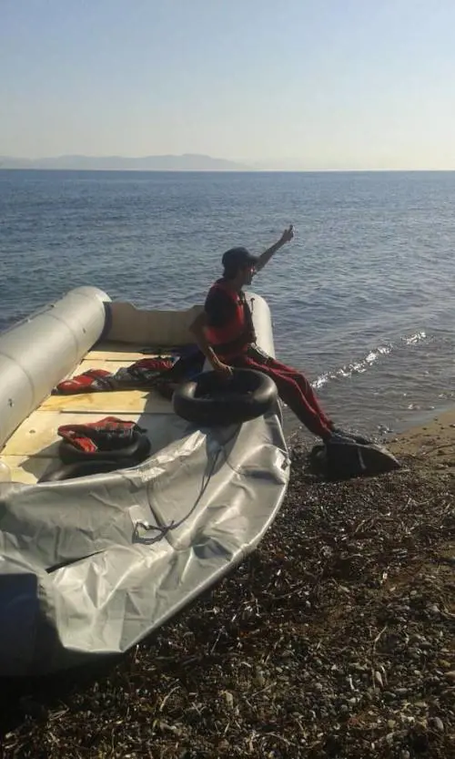 Le foto in esclusiva dai gommoni dei trafficanti