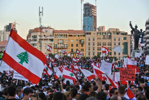 Le bandiere libanesi sventolano a Piazza dei martiri a Beirut