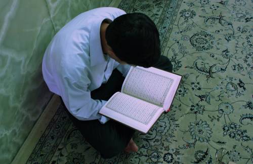 Sbaglia a leggere il Corano, il padre lo frusta con il cavo del modem