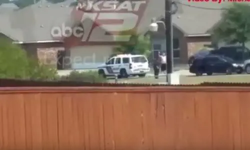 Usa, agenti ammazzano uomo con le mani alzate
