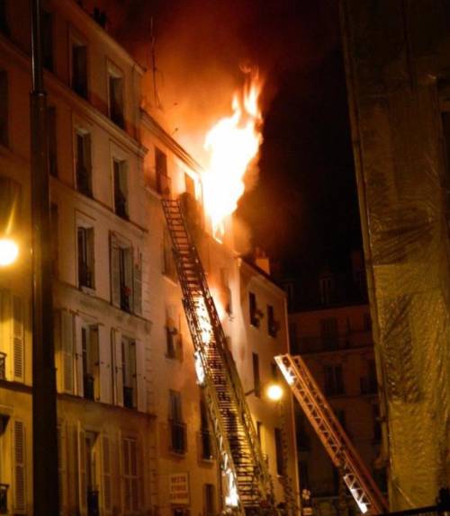 Parigi, incendio in palazzina: 8 morti, di cui due bimbi "Si gettavano dalla finestra"