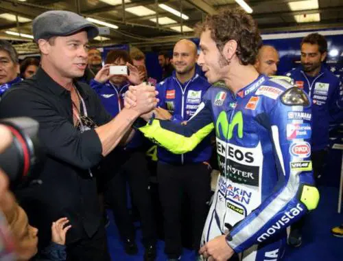Valentino Rossi tocca Brad Pitt e la fidanzata gli bacia la mano