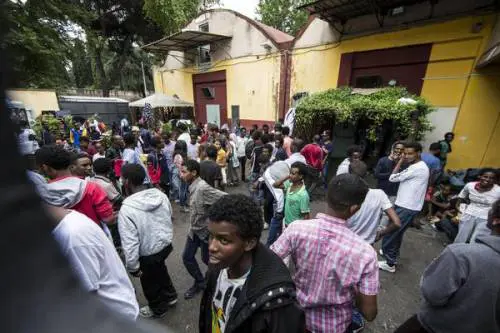 Profugo gira nudo per la città davanti ai bambini