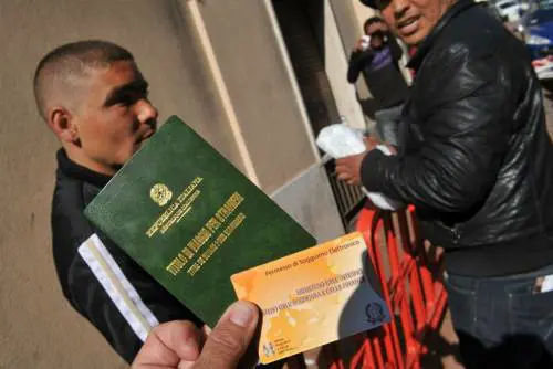 Mazzette in cambio dei permessi di soggiorno ai migranti: arrestato un agente