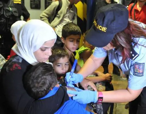 La polizia ceca marchia i migranti con numeri sul braccio