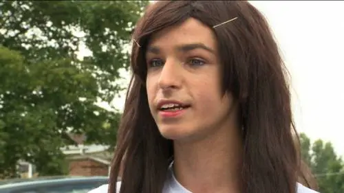 Trans usa i bagni femminili al liceo. Ma i compagni di scuola si ribellano