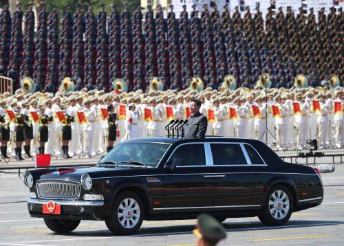 Cina, la grande parata per mostrare i muscoli e nascondere i guai