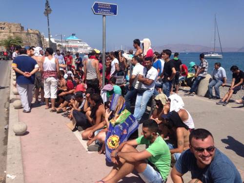 Kos: i migranti improvvisano un sit-in di protesta contro le condizioni (inesistenti) dell'accoglienza