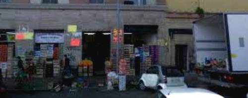 Roma invasa dai market stranieri. Gli italiani (che pagano le tasse) in crisi