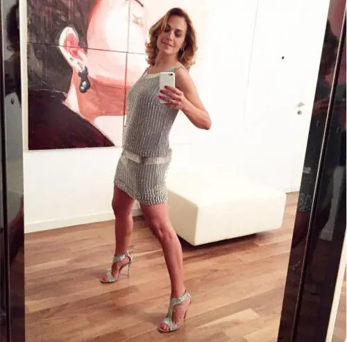 Barbara D'Urso, vestito metallico e tacco 12