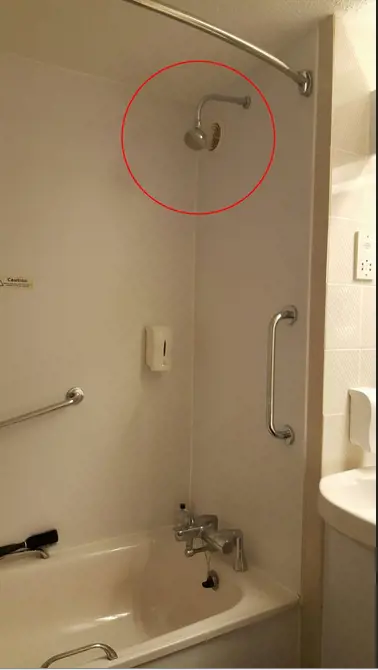 Mentre fa la doccia, trova una telecamera nascosta che la filma