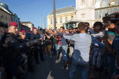 Budapest, gli immigrati buttano via il cibo