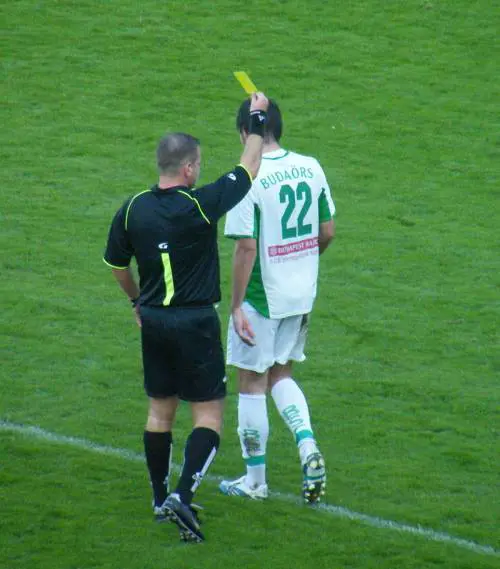 Non solo giallo e rosso: per i calciatori di serie B arriva il cartellino verde