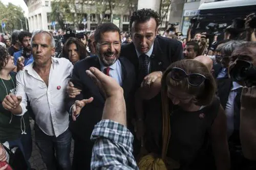Marino ritorna a Roma e si precipita in piazza Ma raccoglie solo insulti