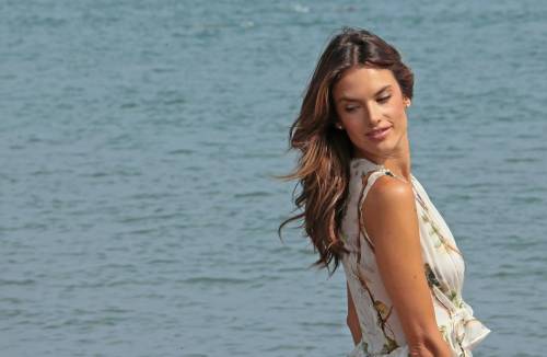 Venezia 72, Alessandra Ambrosio incanta con l'abito trasparente