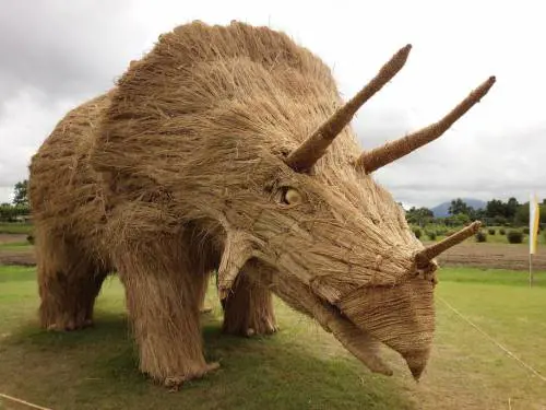I dinosauri in fieno che invadono il Gappone