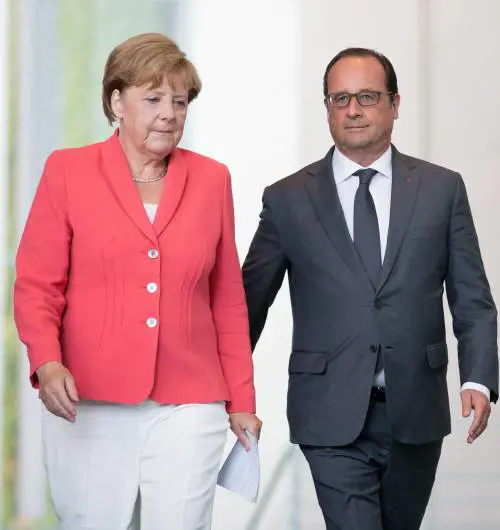 Migranti, Merkel e Hollande: "Centri di smistamento in Italia"
