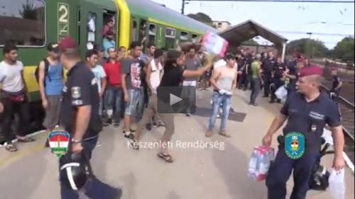 La rabbia degli immigrati bloccati in Ungheria: buttano via cibo e acqua