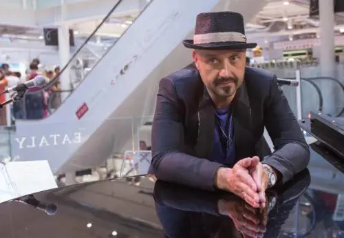 Divorzio in arrivo per Bastianich: la moglie lo ha beccato a letto con una