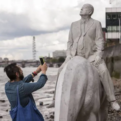 Sul Tamigi le statue anti-inquinamento