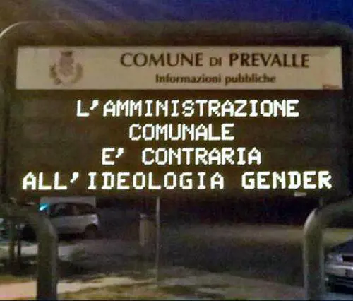 Il cartello del Comune contro l'ideologia gender
