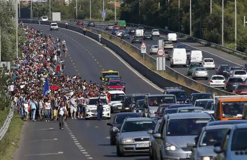Da Budapest a Vienna: la marcia a piedi dei profughi