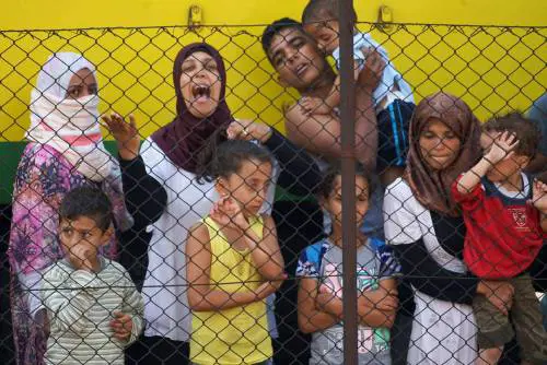I trafficanti violentano donne e bambini nel campo profughi di Dunkerque
