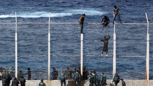 Ceuta, le barriere di separazione assaltate da 800 migranti
