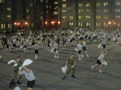West Point, la tradizionale battaglia a cuscinate finisce con trenta feriti
