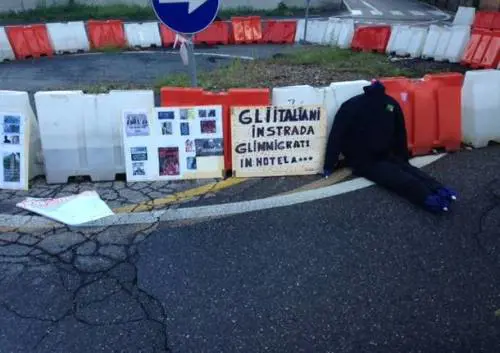 Manichini neri senza testa contro l'arrivo dei profughi