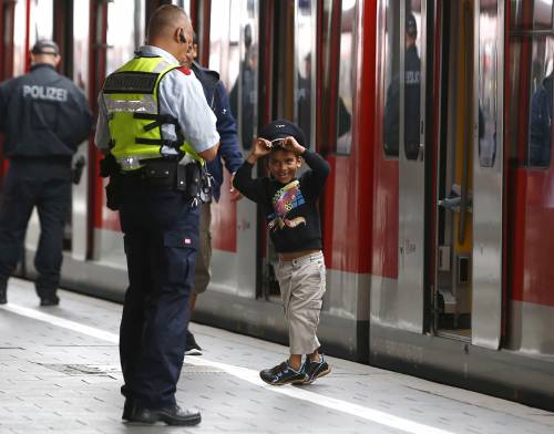 Monaco, il regalo del poliziotto al bimbo siriano