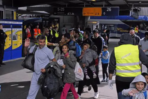 "Benvenuti in Germania", i tedeschi accolgono i migranti in stazione