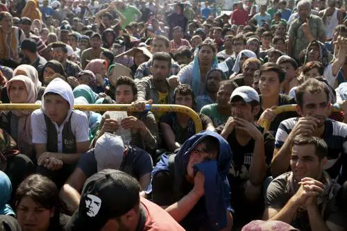 Lesbo invasa dagli immigrati: scontri e feriti