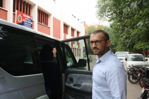 Giudici in ferie, Girone resta in India