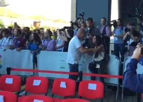 Bono e Renzi a Expo, ​cacciano a spintoni la giornalista di Sky