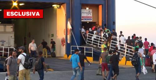 Migranti imbarcati al porto di Kos sul traghetto che li porterà ad Atene