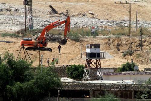 I bulldozer egiziani iniziano lo scavo al confine