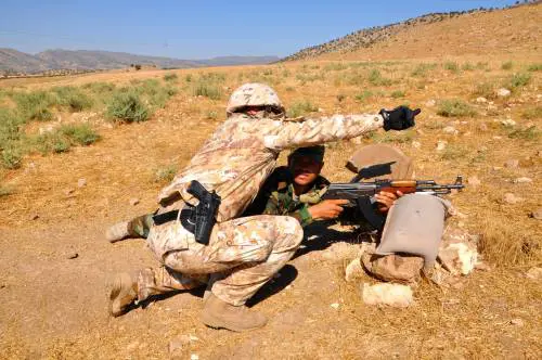 I paracadustisti del 187esimo reggimento Folgore addestrano i curdi ad Atroux nel nord dell'Iraq