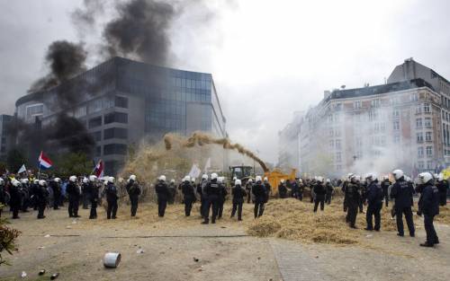 A Bruxelles va in scena la rabbia degli agricoltori