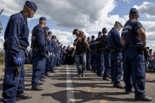 Caos al confine serbo-ungherese. Scontri tra polizia e migranti