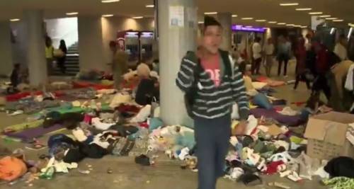 Budapest, migrante fa gesto tagliagole in diretta televisiva