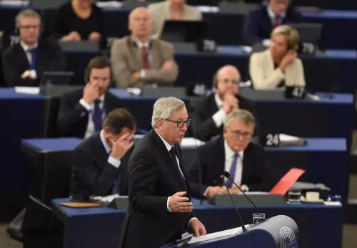 Migranti, Juncker predica l'accoglienza "La Ue ha bisogno di nuovi talenti"
