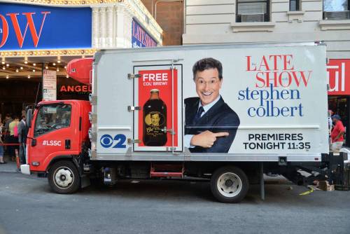 Colbert debutta in tv nel dopo Letterman. Ospiti Clooney e Jeb Bush
