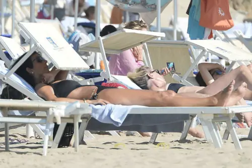 Pamela Prati, fisico perfetto al mare