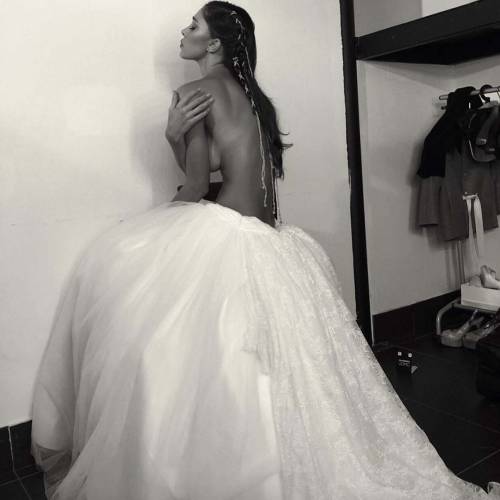 Belen Rodriguez, topless e abito da sposa