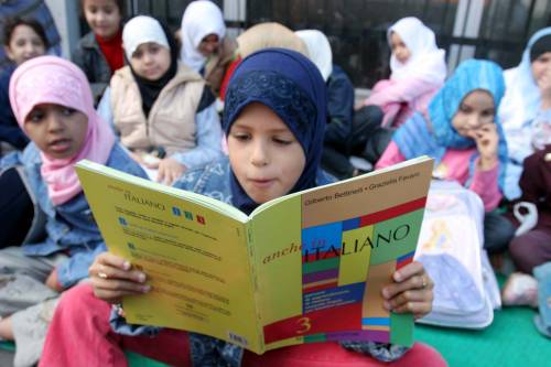 Ramadan, dai bimbi a digiuno alle scuole chiuse: così l'Europa si inchina agli islamici
