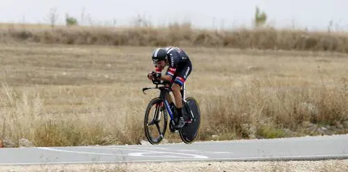 Dumoulin cronomostro, ma Aru resiste a 3''