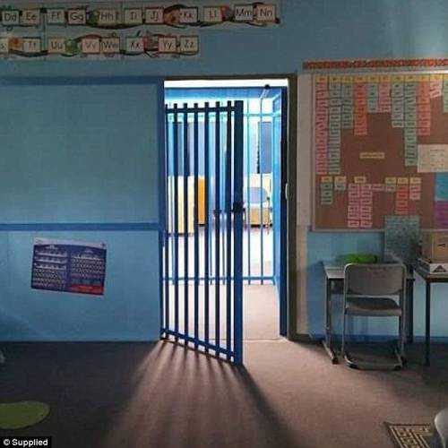 Orrore in Australia: in aula una gabbia blu per un bambino autistico