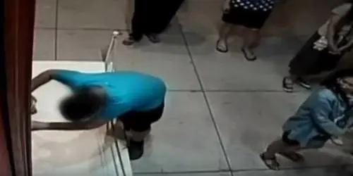 Quando il turista profana in eterno un'opera d'arte