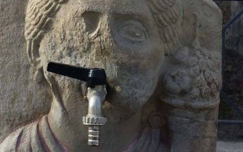 Scandalo a Pompei: rubinetti di plastica in bocca alle statue